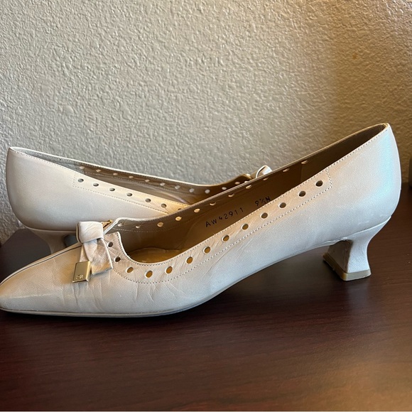 🎉Stuart Weitzman Off-white, Kitten Heel pumps. 9-1/2 narrow - Picture 5 of 12